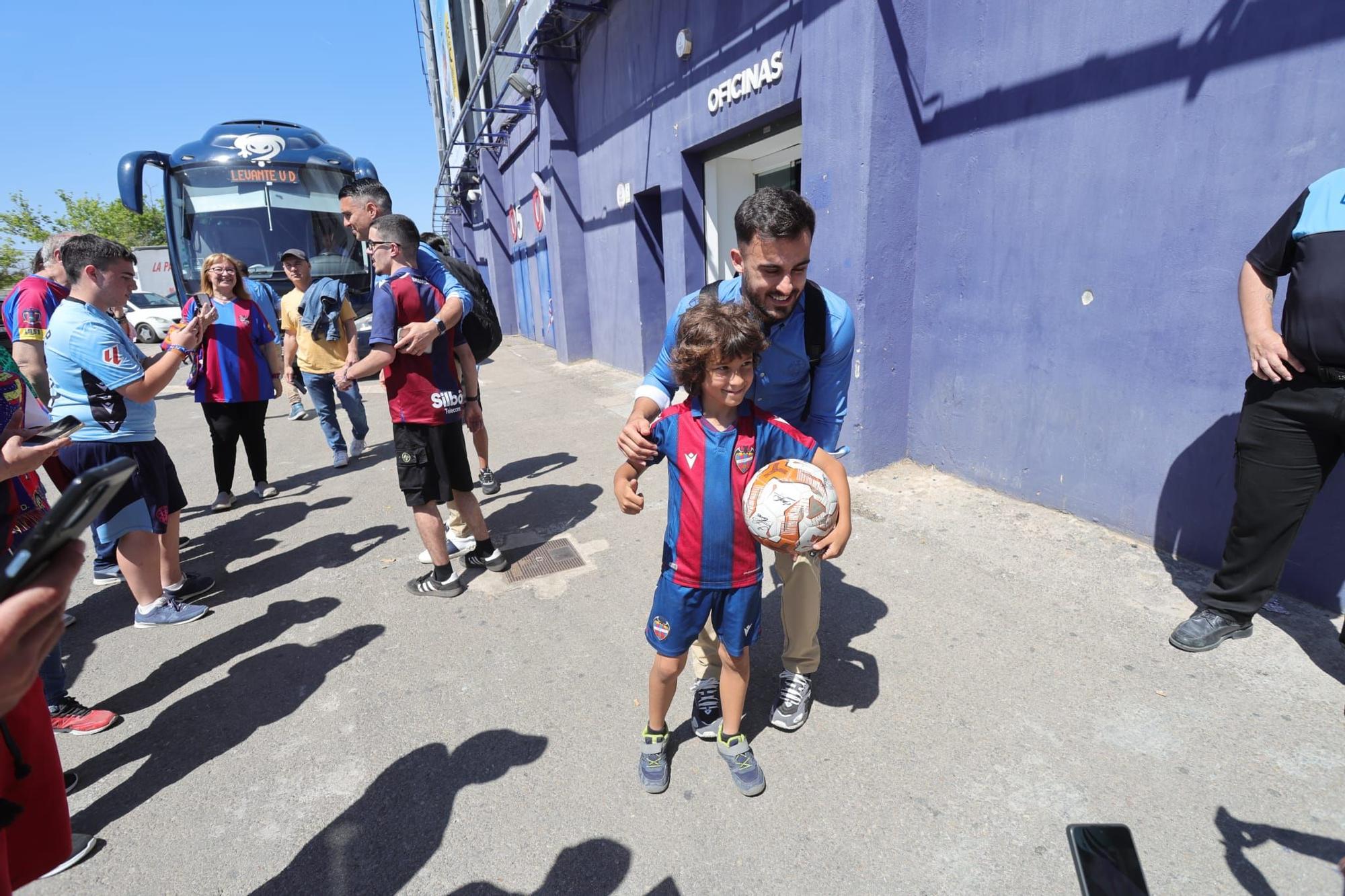 Algunos aficionados desean suerte al Levante UD antes de viajar a Buegos