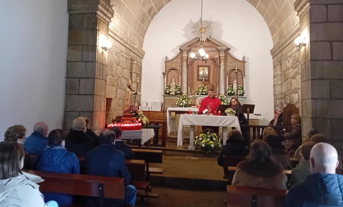A capela encheuse de devotos nas misas cantadas e rezadas. | D.G.A.