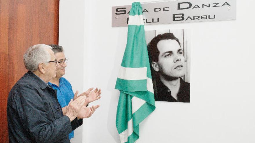 Martín Chirino y el alcalde, Juan Díaz, tras descubrir una placa de Gelu Barbu en el centro cultural de Ingenio.