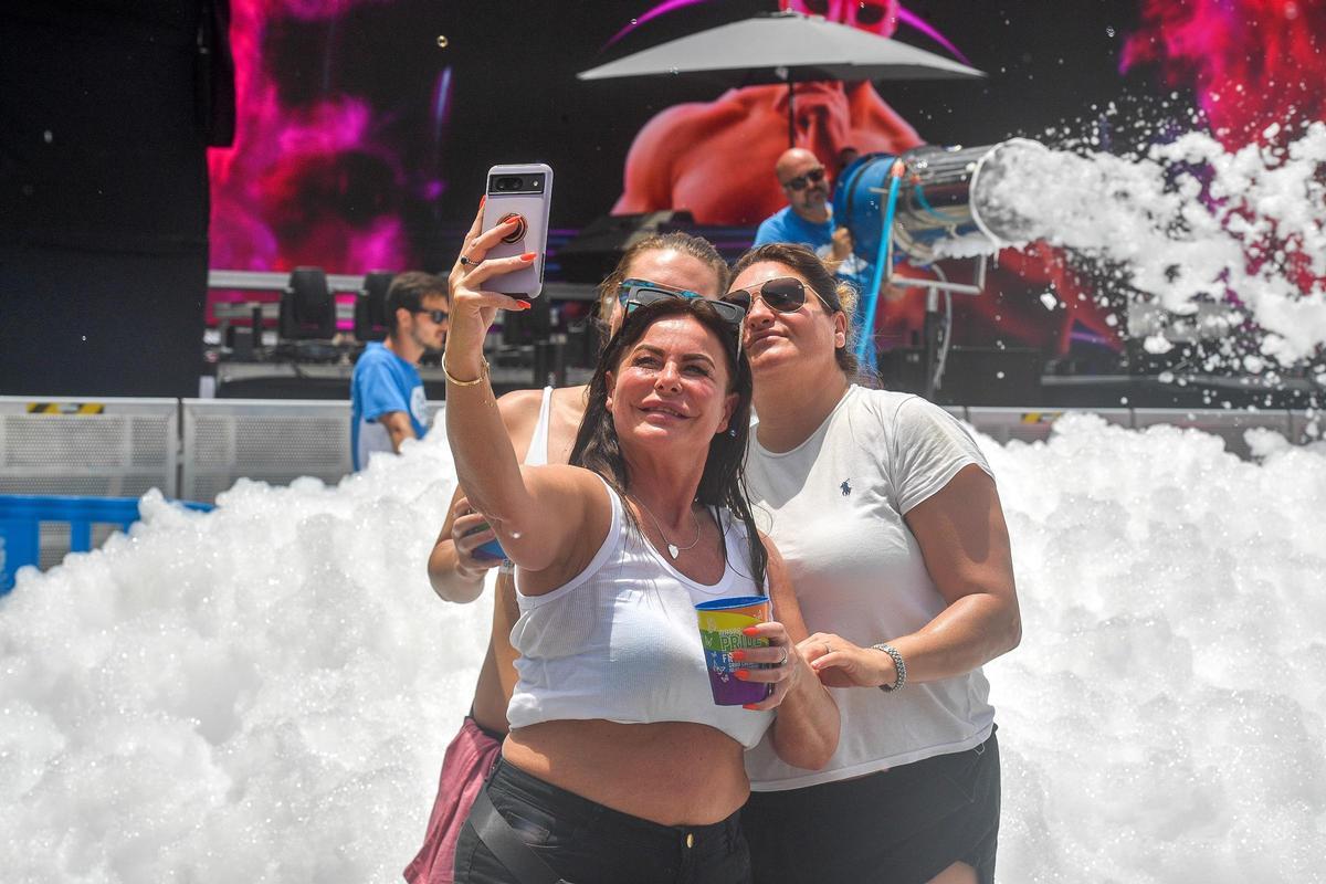 Fiesta de la espuma en el Maspalomas Pride 2024