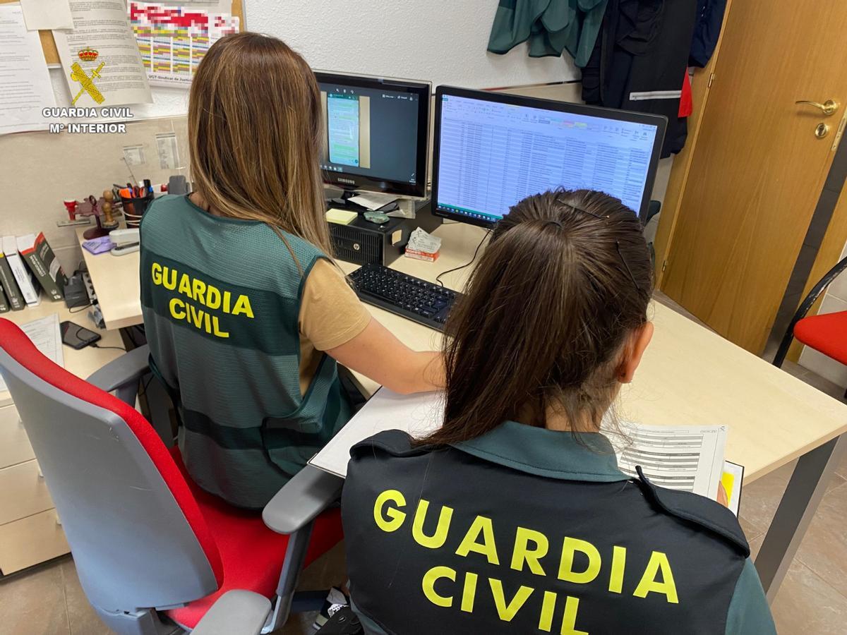 Dos agentes de la Guardia Civil, en una imagen de archivo.