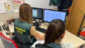 Dos agentes de la Guardia Civil, en una imagen de archivo.