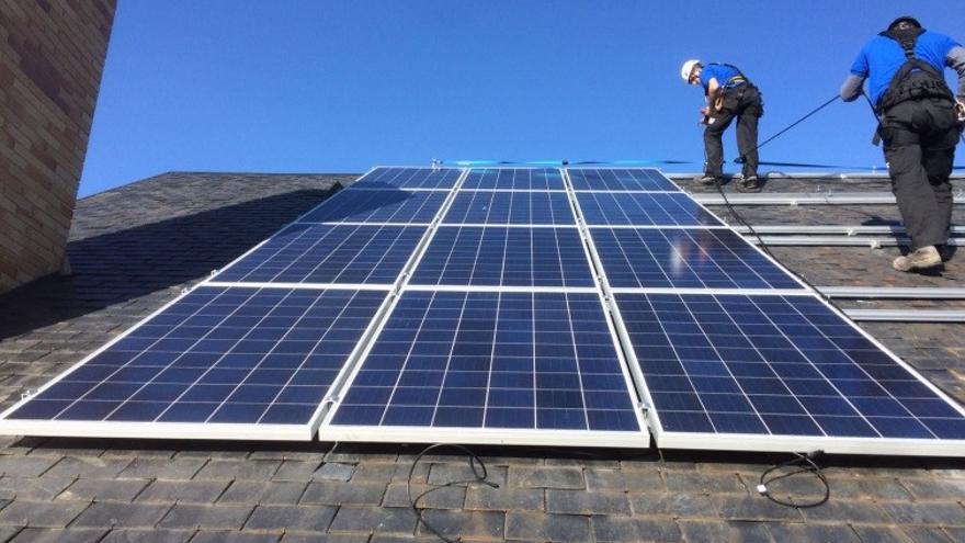 Trabajos para instalar placas solares en un tejado.