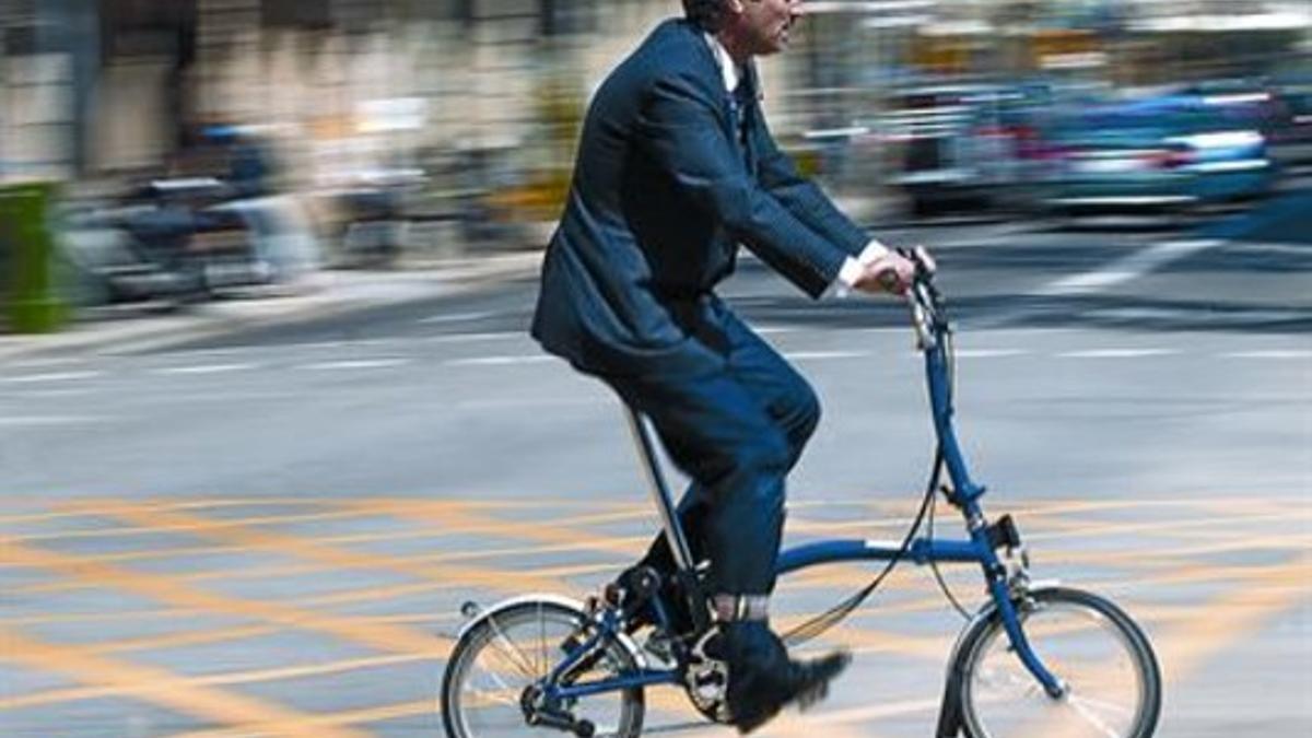 Una bicicleta plegable, el modelo más aconsejado por los expertos, ayer, en València con Sant Joan.