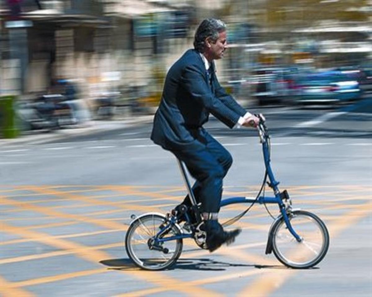 Una bicicleta plegable, el model més aconsellat pels experts, ahir, a València amb Sant Joan.