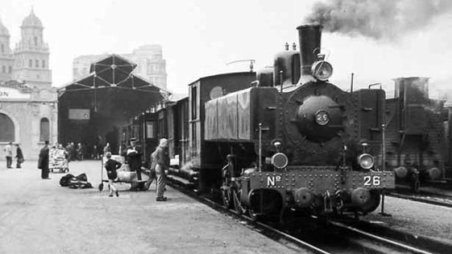 El andén de la estación del Ferrocarril de Langreo, con el edificio de viajeros a la izquierda.