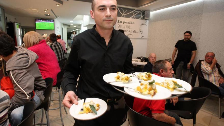 Imagen de la primera noche de tapeo de las Santas Tapas, en el restaurante estradense Acapulco. // Bernabé / Cris M.V.