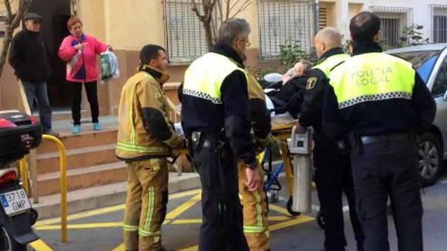 Salvan a una anciana que se desmayó al iniciarse un incendio en su casa de Dénia