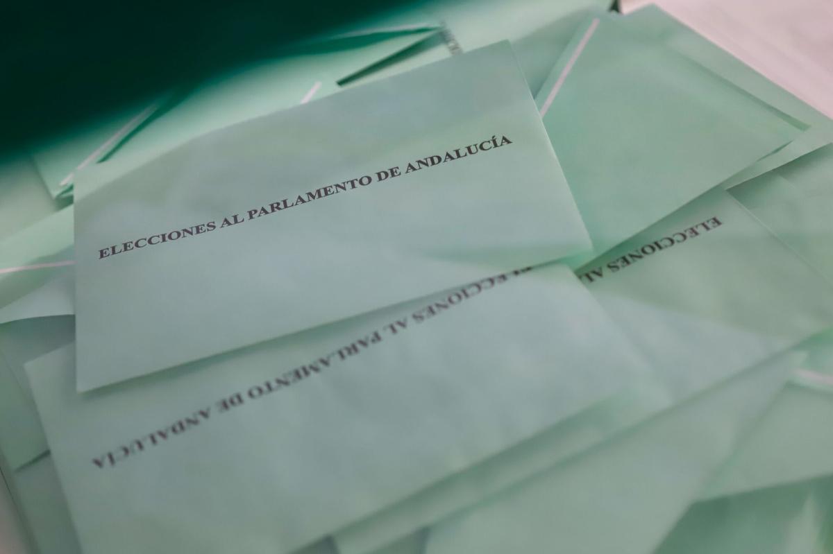 Elecciones al Parlamento de Andalucía. Día de elecciones, colegio electoral, ambinte de votaciones, CEIP Fernán Perez de Oliva, votos