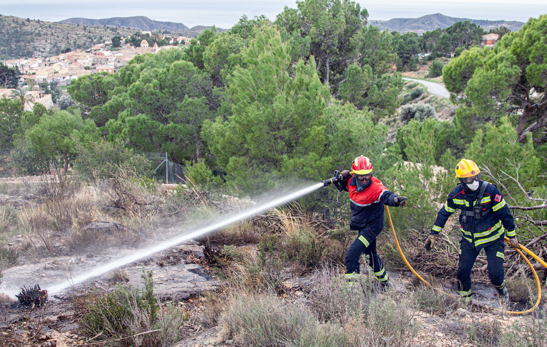 Decenas de vecinos desalojados por el incendio de Aigües