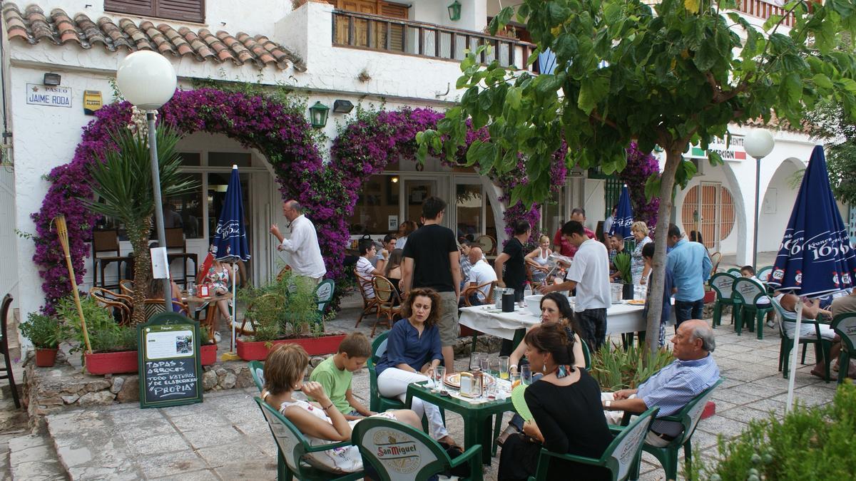 Gente comiendo en la Taberna Pikapote.