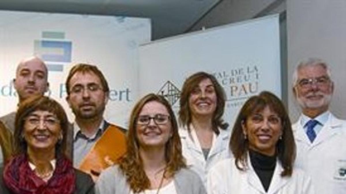 El equipo que atendió a la pareja de Girona, ayer en la Fundació Puigvert.