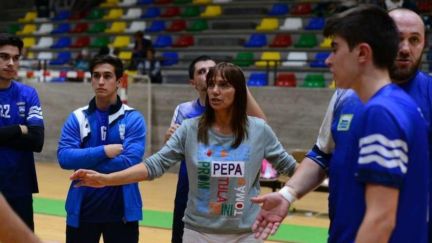 Irene Vilaboa durante un tiempo muerto esta temporada en el Bueu Atlético. // Gonzalo Núñez