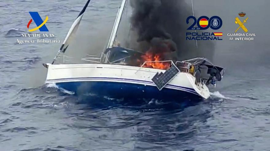 Los narcos queman un velero con cocaína en Tenerife al ser interceptados por Aduanas