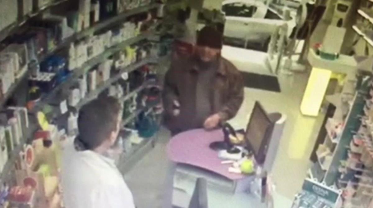El abuelo pistolero durante el atraco a una farmacia de Hostafrancs. El abuelo pistolero durante el atraco a una farmacia de Hostafrancs.