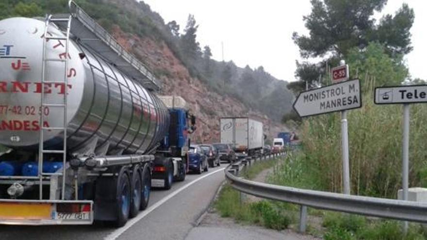 Cues a la carretera C-55, a conseqüència de l&#039;accident.