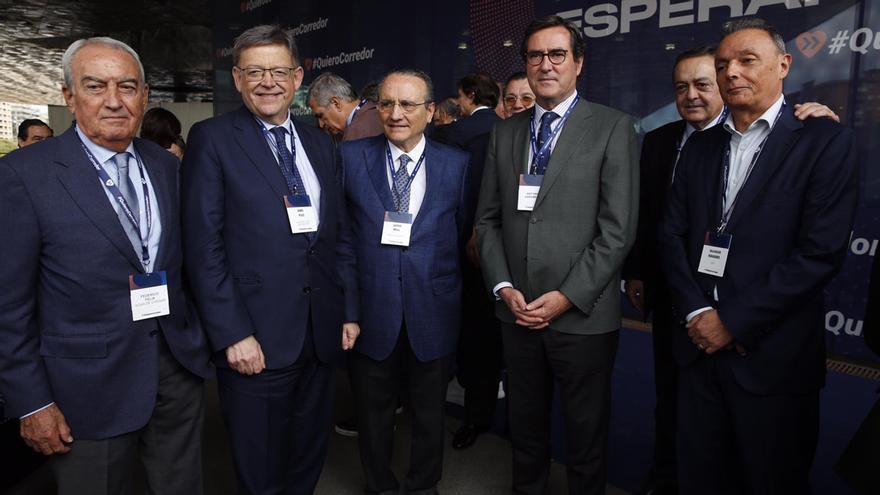 Federico Félix, Ximo Puig, Javier Moll, Antonio Garamendi, José María Albarracín y Salvador Navarro (de izquierda a derecha), en el acto Quiero Corredor celebrado en Barcelona.