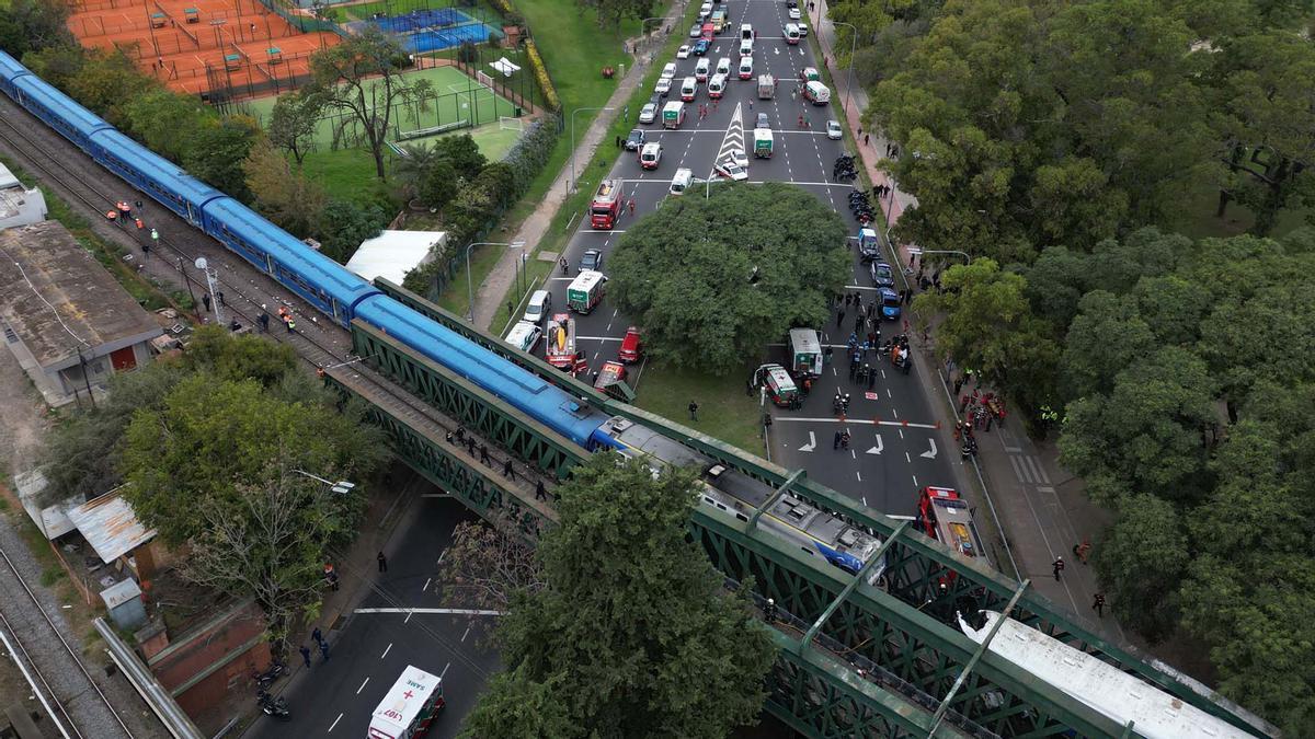 Tren de pasajeros se estrelló contra un tren de mantenimiento en Buenos Aires, dejando al menos 30 personas hospitalizadas, dos de las cuales estaban en estado grave