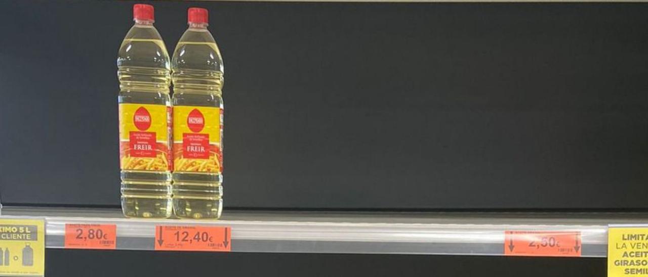 Estanterías de aceite de girasol en un supermercado. | L.O.