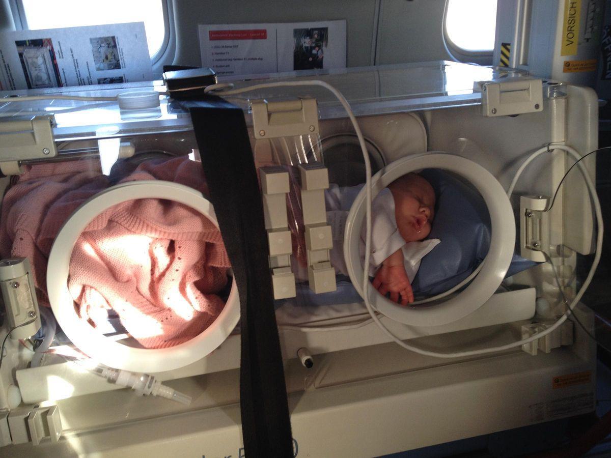 Ella en Son Espases: incubadora, alimentación intravenosa, mascarilla de oxígeno y medicación para el corazón.