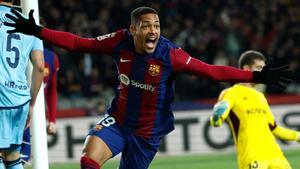 Vitor Roque celebrando su primer gol con la camiseta del Barça