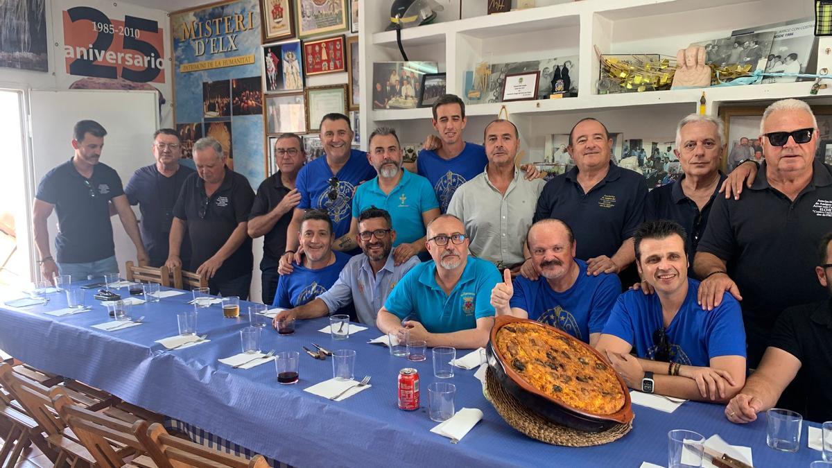 Los invitados al arroz con costra junto a los miembros de la asociación ilicitana