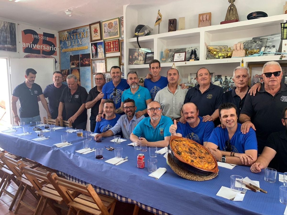 Los invitados al arroz con costra junto a los miembros de la asociación ilicitana