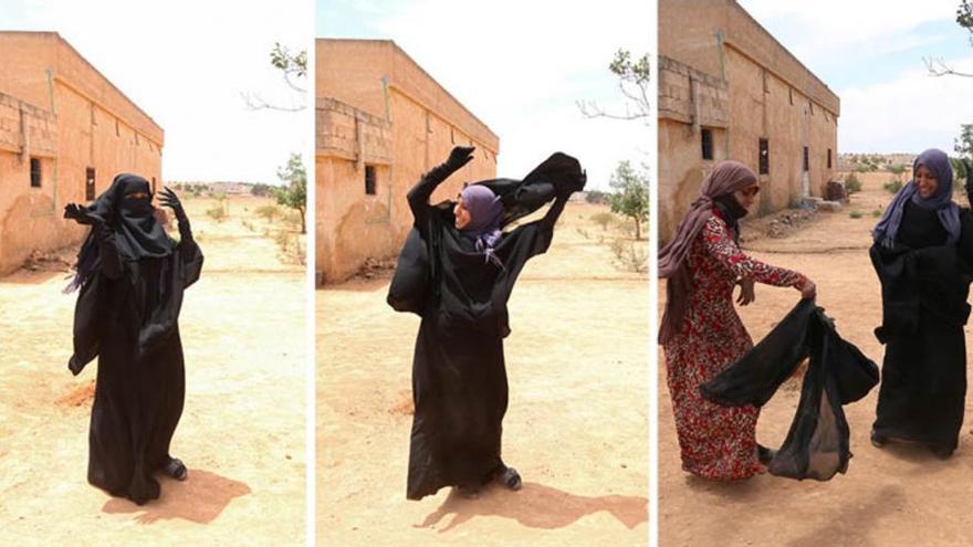 Mujeres sirias se despojan del &#039;burqa&#039; tras la derrota de los yihadistas