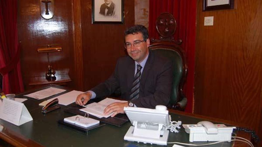 El alcalde de Redondela, Javier Bas, ayer, sentado en su despacho del Concello. // FdV
