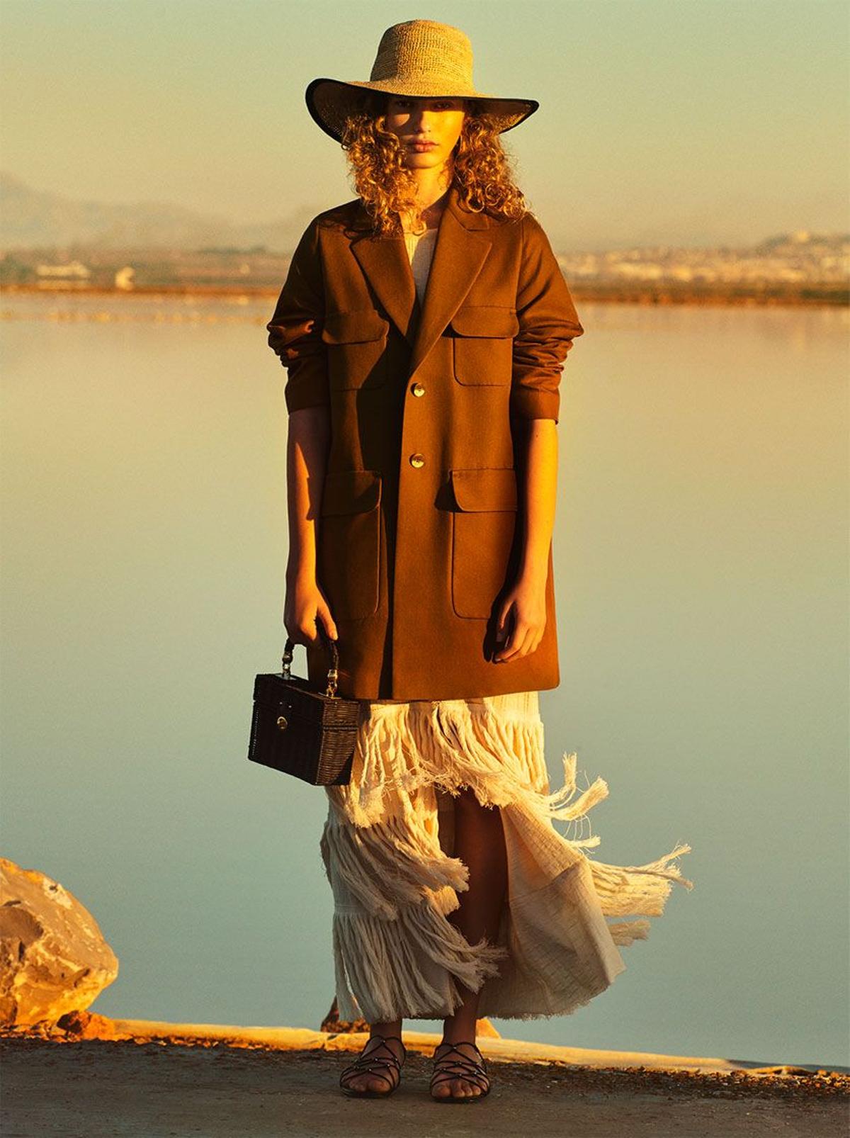 Look con vestido, gran blazer, pamela y bolso cuadrado de Zara