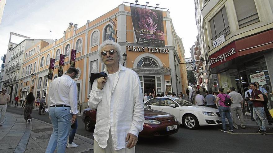 El Brujo encarna a su Quijote en el escenario del Gran Teatro de Cáceres