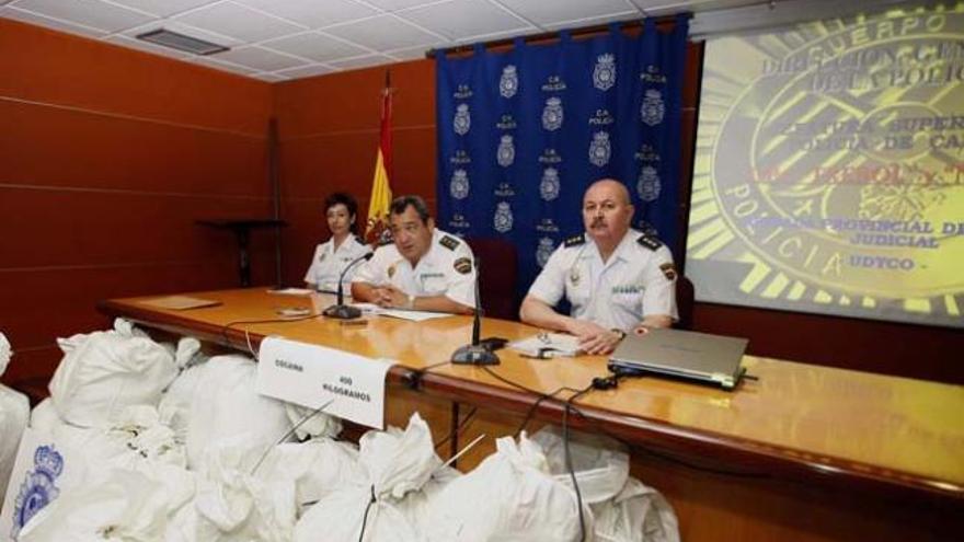 Sagrario de León, Valentín Solano y José Camejo, ayer, en la rueda de prensa celebrada en la Supercomisaría. | acfi press