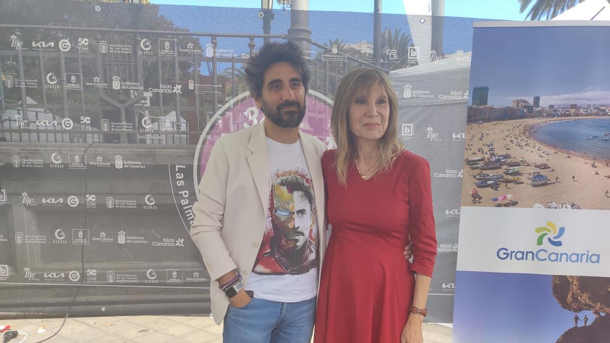 Los escritores Manel Loureiro y Pilar Eyre hoy en la 34º Feria del Libro de Las Palmas de Gran Canaria.