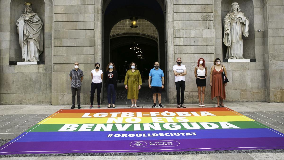 Barcelona presenta una alfombra contra el odio LGTBI.