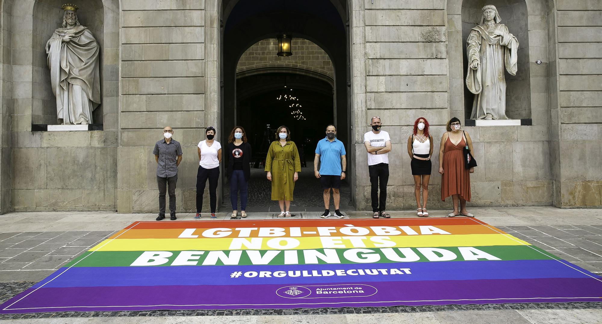 Barcelona presenta una alfombra contra el odio LGTBI.