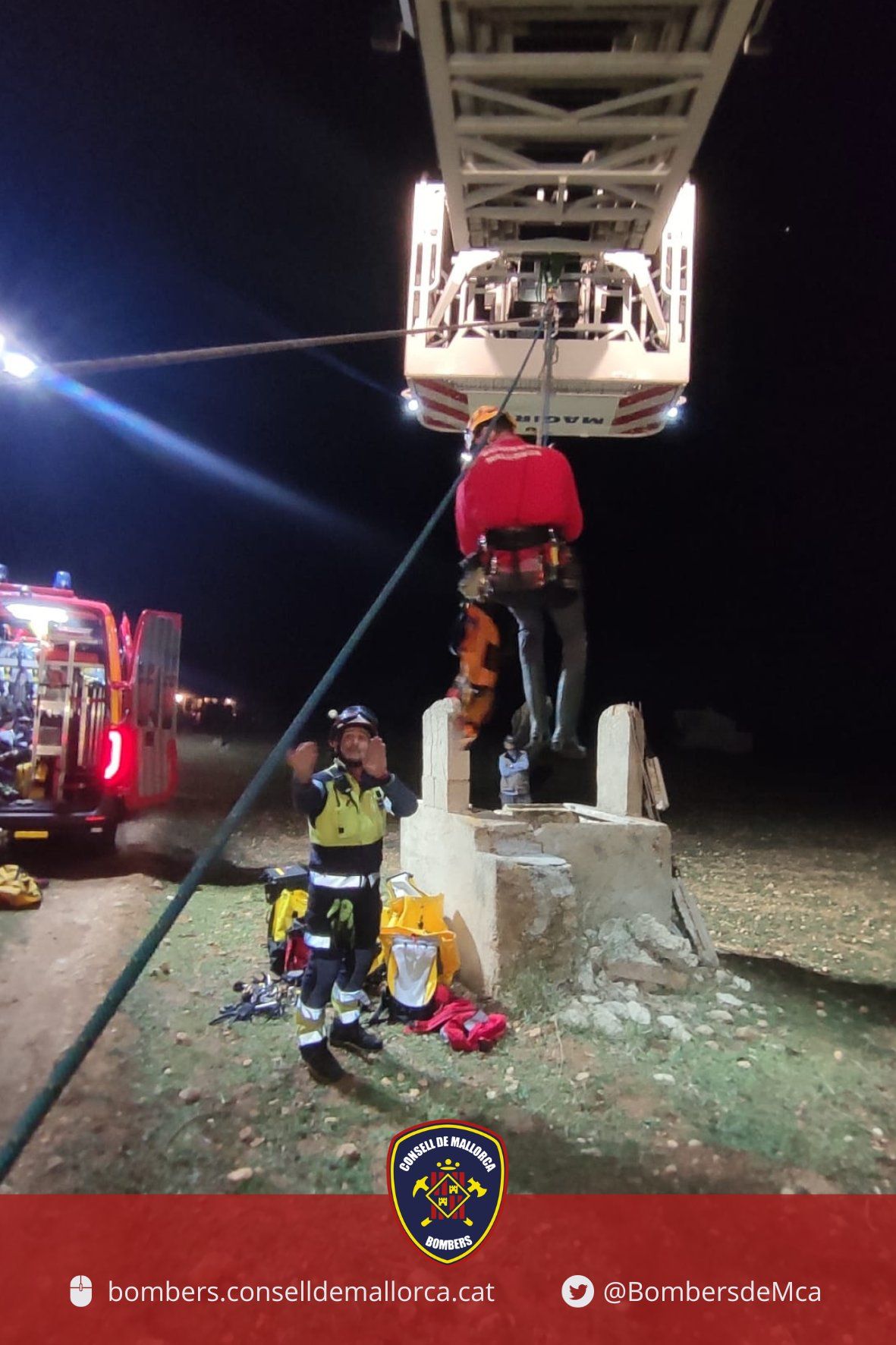 Los bomberos rescatan a un cordero que se había caído a un pozo de 15 metros