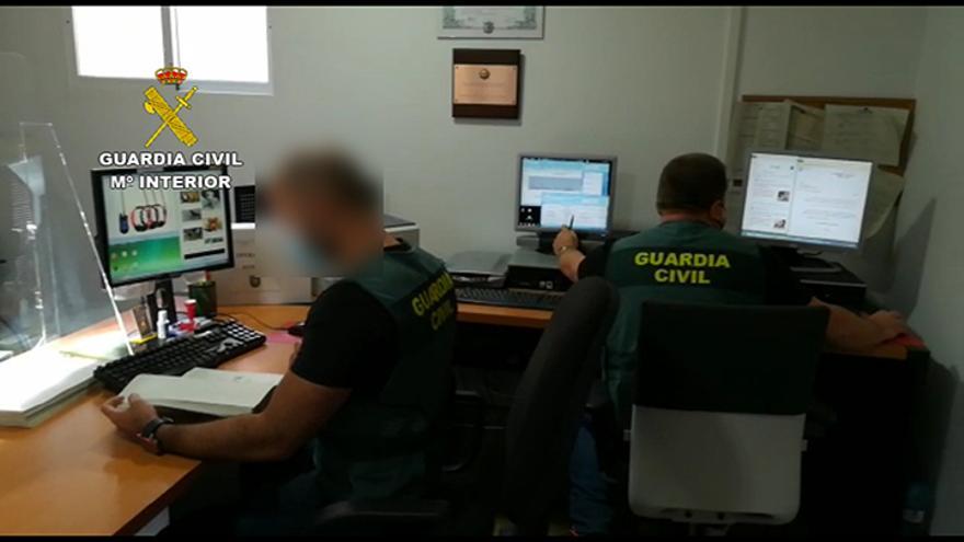 Agentes del Equipo Roca de la Guardia Civil examinando la documentación del caso.