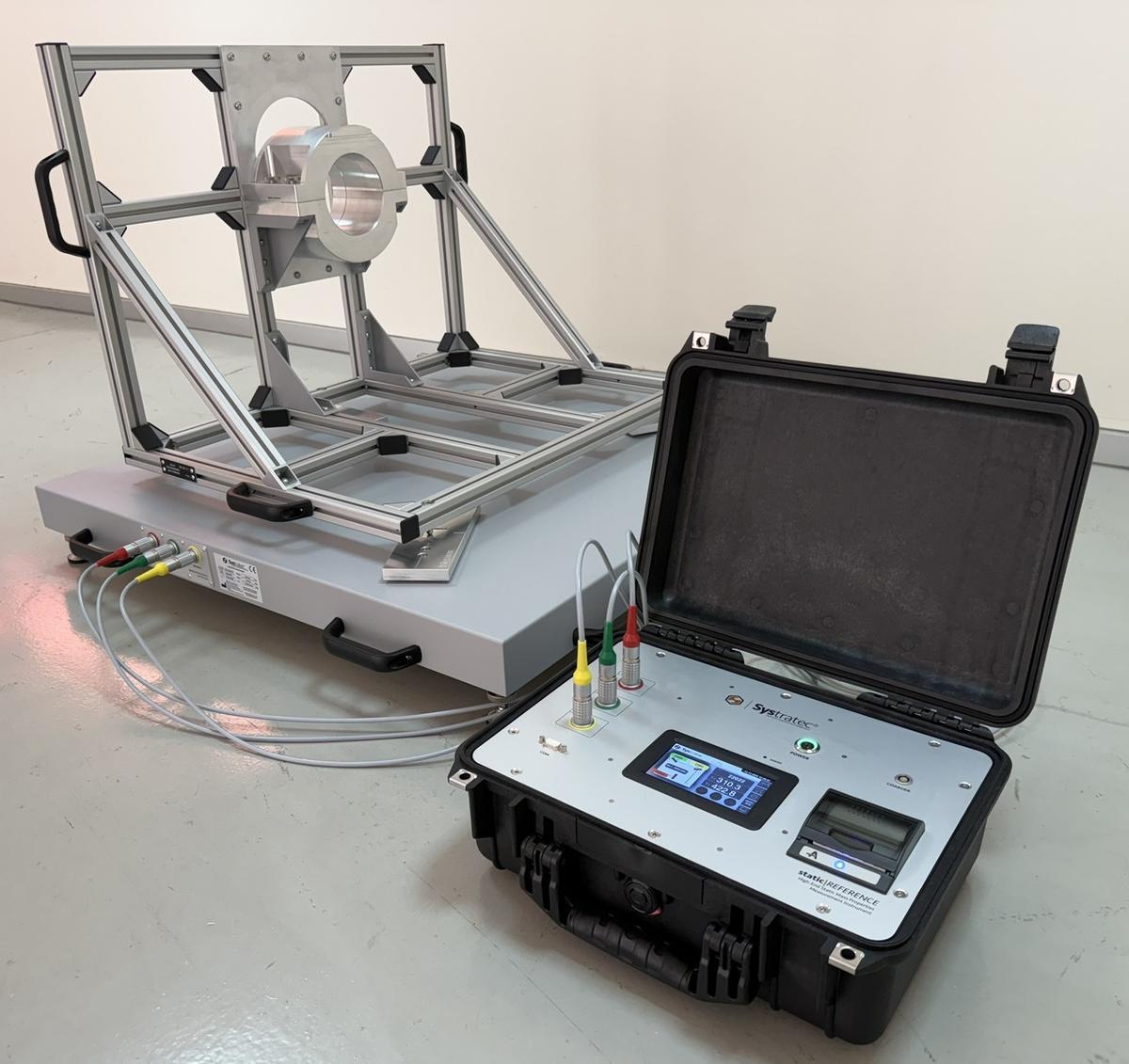 El sistema de Systratec para la medida de centro de gravedad en álabes de motor de avión. Es capaz de proporcionar el peso de un álabe de turbina con una precisión de un gramo y medir su centro de gravedad con una precisión de una décima de milímetro. Los álabes son una de las piezas más importantes del motor.