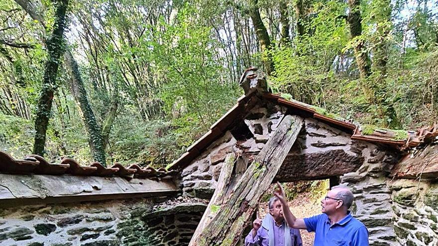 Faraldo, en primer término, y Agustín Sanz, en uno de los molinos.