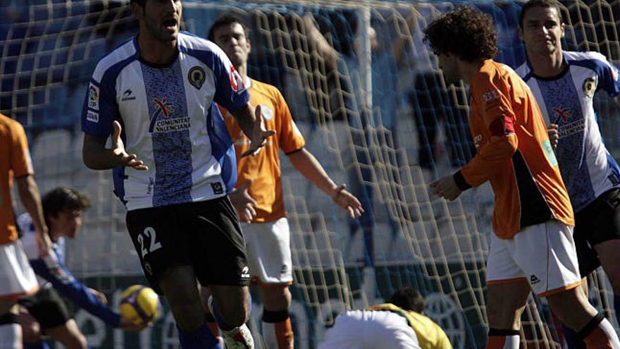 Aythami, junto a Momo, y Taborda festejan sus goles de la última jornada.