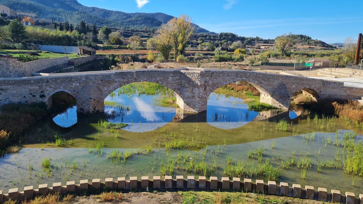 El pont Vell de Montblanc, sobre el riu Francolí.