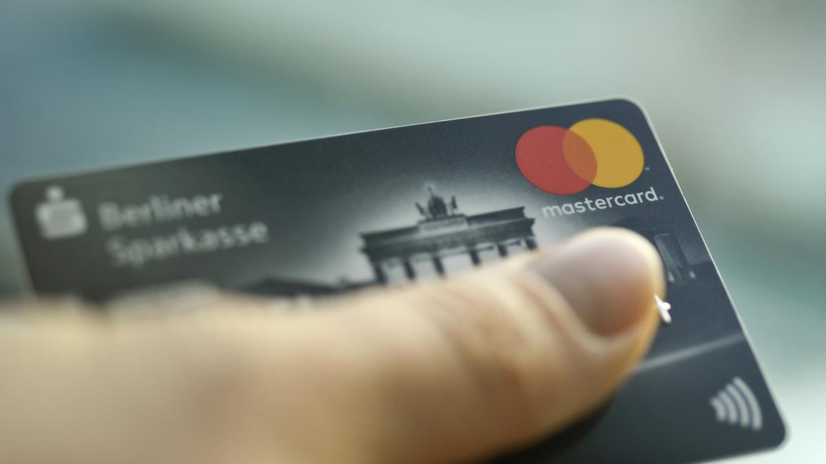 Una persona sostiene una tarjeta de crédito de Mastercard.