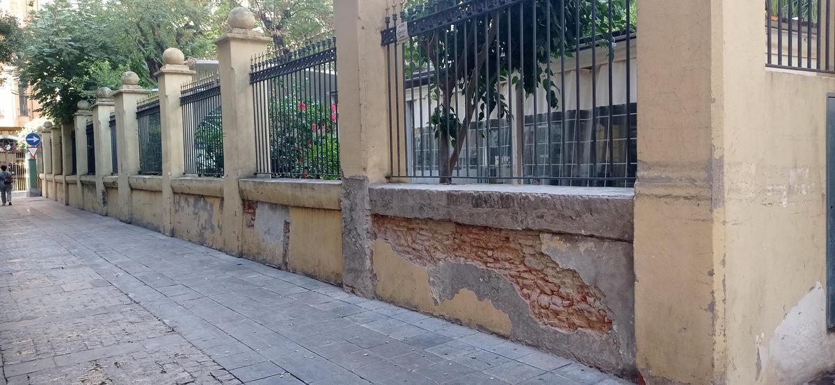Imagen de la valla que recae sobre la calle Vera de Castelló.