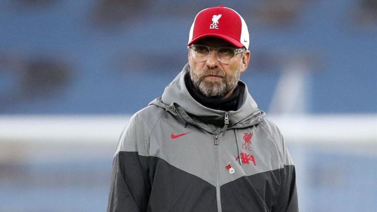 El entrenador del Liverpool, Juergen Klopp, observa a sus jugadores antes del partido de fútbol de la Premier League inglesa entre Manchester City y Liverpool FC en Manchester