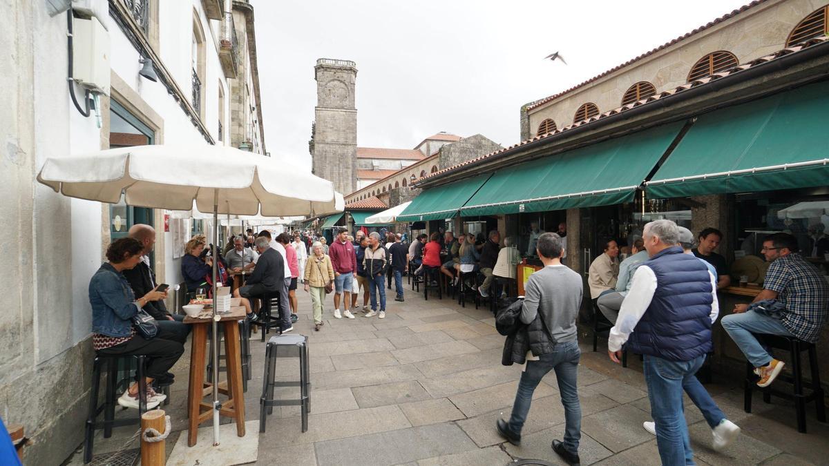 Varias personas en las terrazas de locales de hostelería en el entorno de la Plaza de Abastos de Santiago