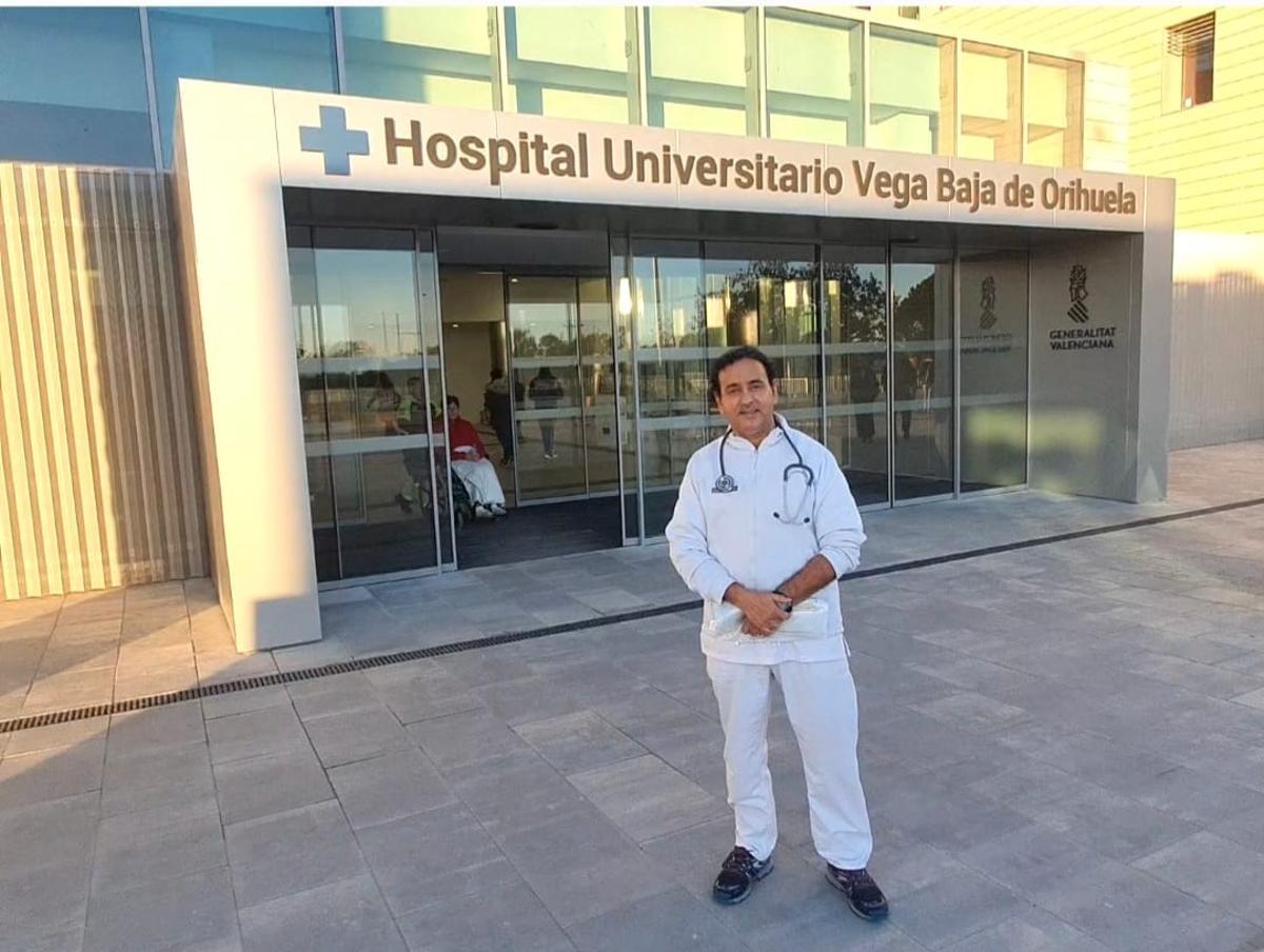 El médico de origen saharaui Salek Ali, en la puerta del Hospital Vega Baja