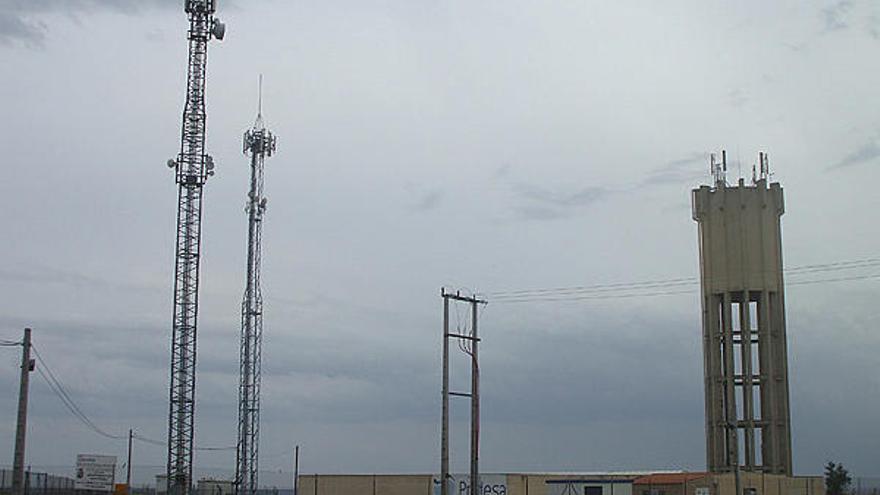 Las antenas de telefonía móvil instaladas en las eras de Santa Catalina.