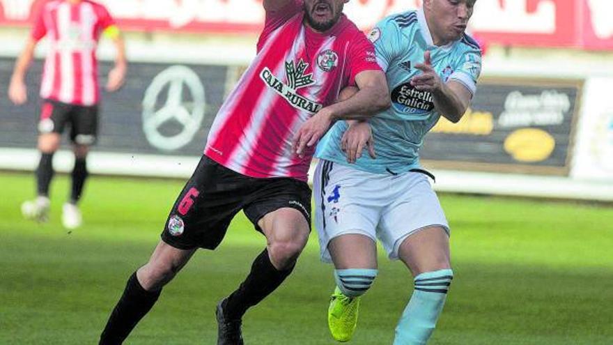 Ferrares pelea 
por el balón con un 
rival. |  // EMILIO FRAILE