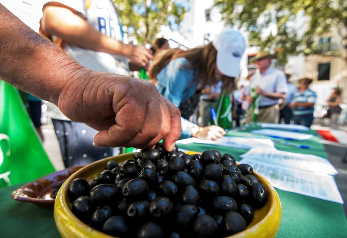 Protesta de los aceituneros en Sevilla frente al consulado de EE UU en 2020, cuando este país impuso los aranceles a las aceitunas negras españolas.