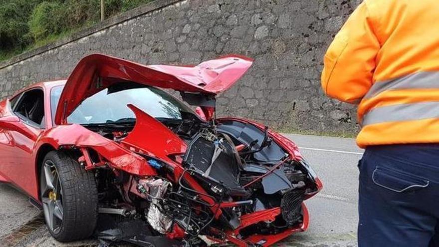 Cohete Suárez choca con un vehículo cuando iba a los mandos de un Ferrari